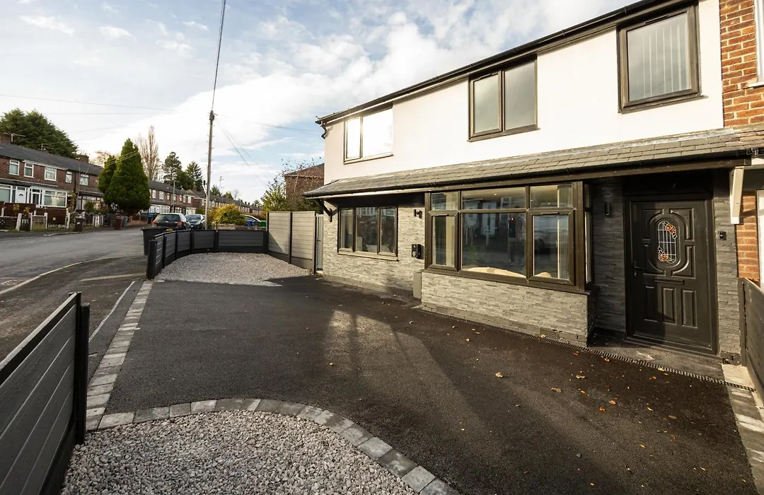 Modern 5-Bed Home Ev City Centre 10 Min-1